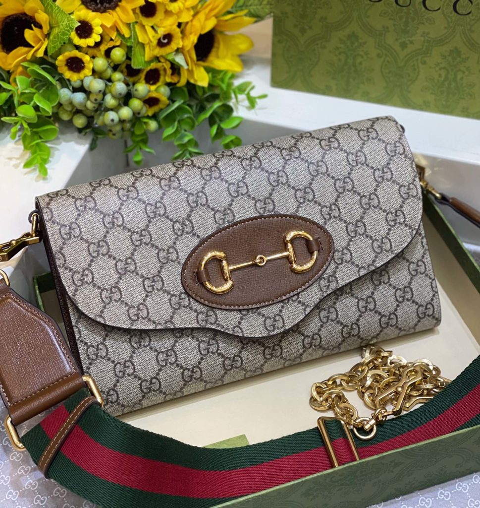 Letter Envelope# ▫️ Model: 677286 ▫️ Size: 26 * 16 * 4cm evergreen horse buckle 🎗 1955 series chain handbag, large envelope~This model comes with two shoulder straps and a bag of 3 ⃣ : Use a short chain that can be as thick as the armpit back chain and is just as long. Knitted red and green wide shoulder straps can be worn across the shoulder. Original cow leather+all copper hardware ❗ If you want a bag that can be carried for a long time and is not easily outdated, you can choose it - absolute absolute absolute absolute!