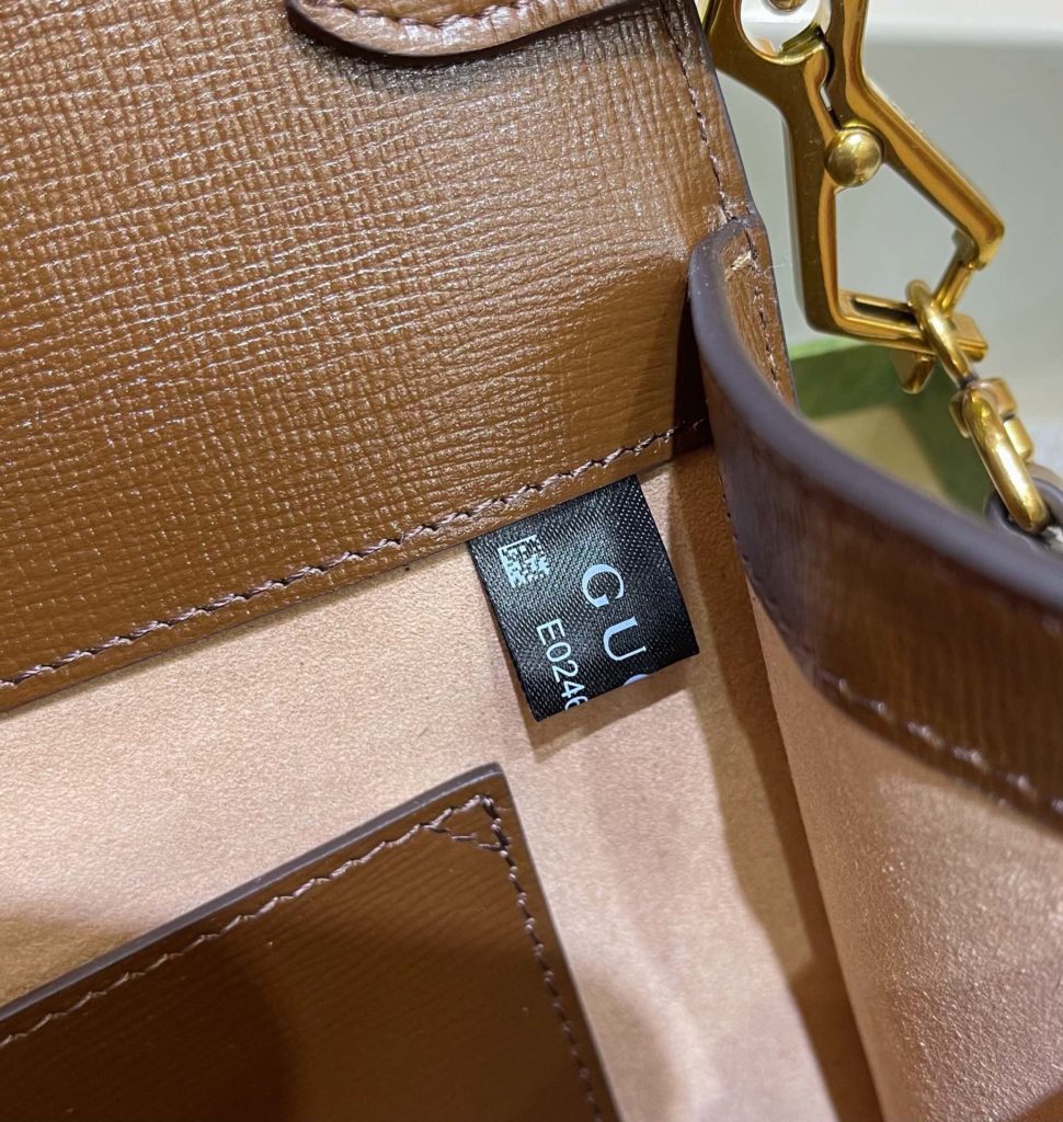 Letter Envelope# ▫️ Model: 677286 ▫️ Size: 26 * 16 * 4cm evergreen horse buckle 🎗 1955 series chain handbag, large envelope~This model comes with two shoulder straps and a bag of 3 ⃣ : Use a short chain that can be as thick as the armpit back chain and is just as long. Knitted red and green wide shoulder straps can be worn across the shoulder. Original cow leather+all copper hardware ❗ If you want a bag that can be carried for a long time and is not easily outdated, you can choose it - absolute absolute absolute absolute!