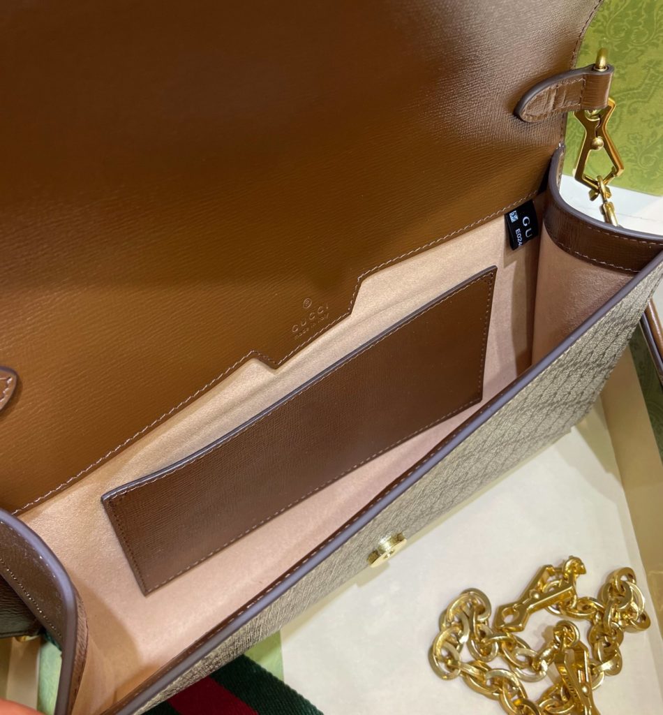 Letter Envelope# ▫️ Model: 677286 ▫️ Size: 26 * 16 * 4cm evergreen horse buckle 🎗 1955 series chain handbag, large envelope~This model comes with two shoulder straps and a bag of 3 ⃣ : Use a short chain that can be as thick as the armpit back chain and is just as long. Knitted red and green wide shoulder straps can be worn across the shoulder. Original cow leather+all copper hardware ❗ If you want a bag that can be carried for a long time and is not easily outdated, you can choose it - absolute absolute absolute absolute!