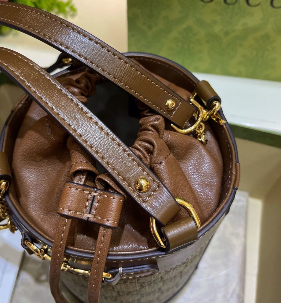 𝟏 𝟗 𝟓 𝟓 𝐇 𝐨 𝐫 𝐬 𝐞 𝐛 𝐢 𝐭 water bucket bag 🔥 # ▫ Model: 637115 ▫️ Size: 14 * 19 * 14cm ‼️ GG has no fancy patterns, the extension of the 1955 series is really perfect, and each one is just beautiful to my aesthetic. This portable bucket bag has an elegant feminine touch without a saddle bag, with a vintage drawstring and classic vintage colors. Nothing is more fragrant than it 💗