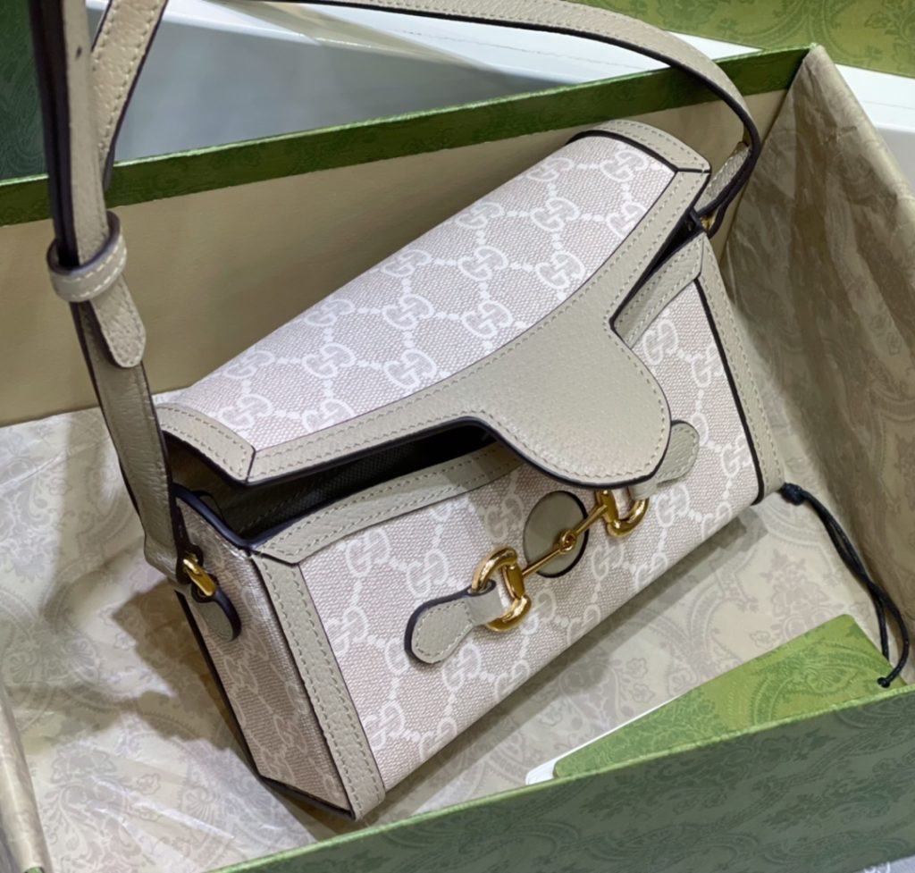 Oat Color 𝗛 𝗼 𝗿 𝘀 𝗲 𝗯 𝗶 𝘁 1955 mini 🔥 # ▫️ Model: 699296 ▫️ Size: 18 * 12 * 5cm fried pan 💣. The concise design of the horseshoe buckles explodes one by one. Exquisite and compact design, with ace retro elements and classic original leather cowhide ➕ PVC embossing ❗ 