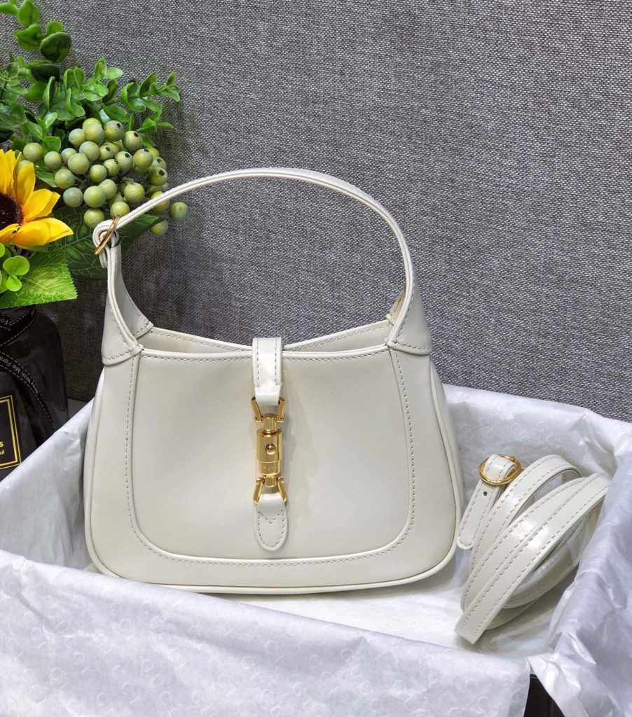 𝗝 𝗮 𝗰 𝗸 𝗶 𝗲 1961 original factory leather 🔥# ▫ : Model: 637091 ▫ : Size: 19 * 13 * 3 𝗰𝗺𝗺𝗺 Jackie This season's highly recognizable handbag returns to the forefront of fashion. The full leather bag is made of original materials, with an additional detachable shoulder strap. The second shoulder strap can be fastened to the handbag with a buckle, injecting a modern and fashionable style into the collection design, creating a variety of carrying options such as handheld, shoulder back or cross body. A variety of wear patterns and styles are a welcome choice for all customers who have become part of the brand's personality spirit.