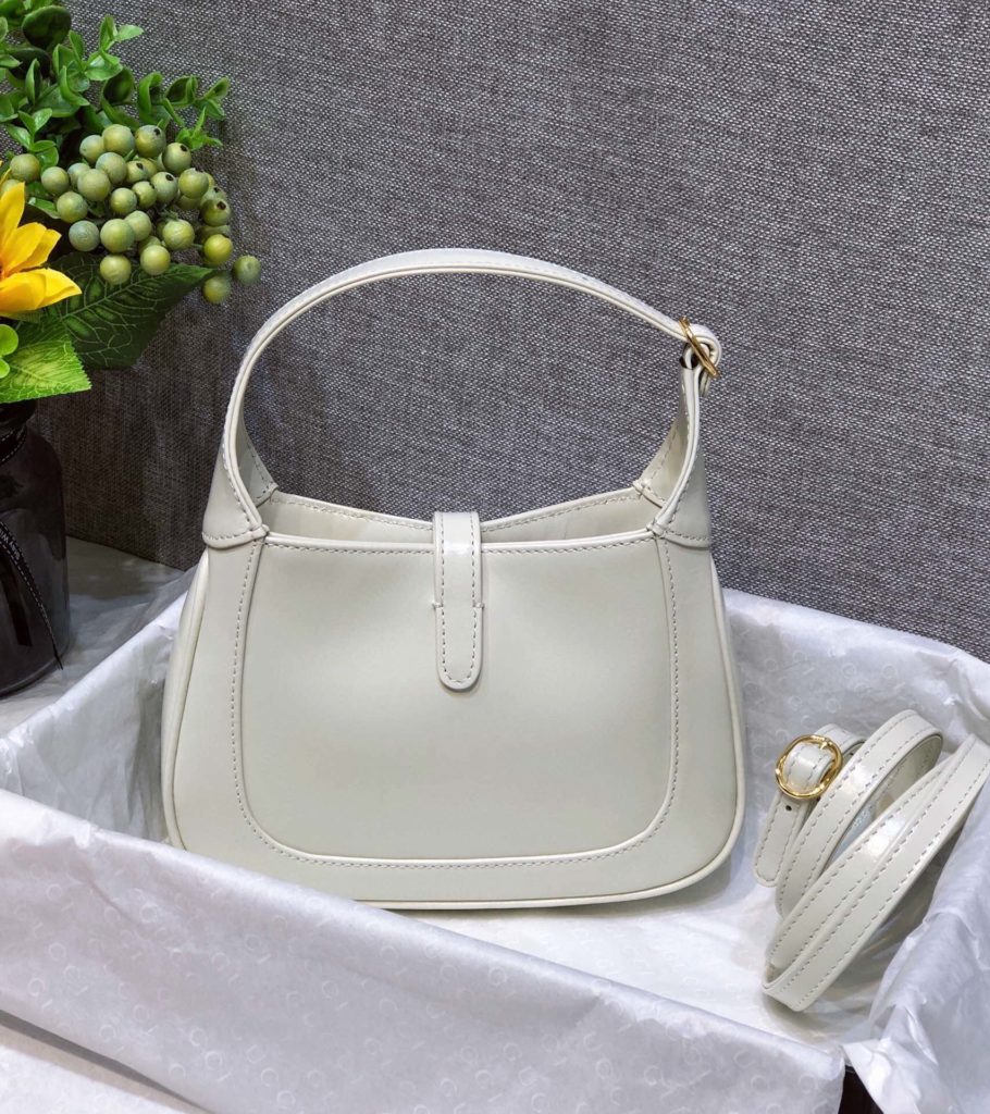 𝗝 𝗮 𝗰 𝗸 𝗶 𝗲 1961 original factory leather 🔥# ▫ : Model: 637091 ▫ : Size: 19 * 13 * 3 𝗰𝗺𝗺𝗺 Jackie This season's highly recognizable handbag returns to the forefront of fashion. The full leather bag is made of original materials, with an additional detachable shoulder strap. The second shoulder strap can be fastened to the handbag with a buckle, injecting a modern and fashionable style into the collection design, creating a variety of carrying options such as handheld, shoulder back or cross body. A variety of wear patterns and styles are a welcome choice for all customers who have become part of the brand's personality spirit.