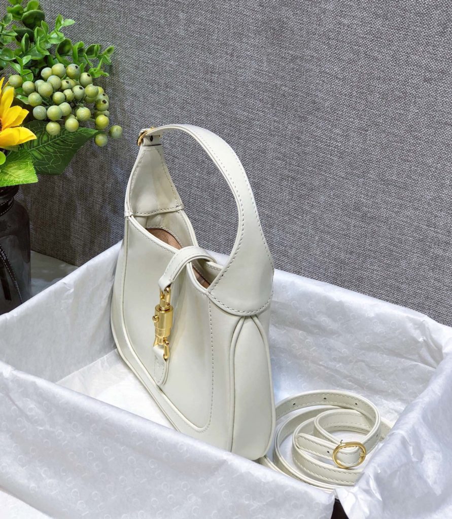 𝗝 𝗮 𝗰 𝗸 𝗶 𝗲 1961 original factory leather 🔥# ▫ : Model: 637091 ▫ : Size: 19 * 13 * 3 𝗰𝗺𝗺𝗺 Jackie This season's highly recognizable handbag returns to the forefront of fashion. The full leather bag is made of original materials, with an additional detachable shoulder strap. The second shoulder strap can be fastened to the handbag with a buckle, injecting a modern and fashionable style into the collection design, creating a variety of carrying options such as handheld, shoulder back or cross body. A variety of wear patterns and styles are a welcome choice for all customers who have become part of the brand's personality spirit.