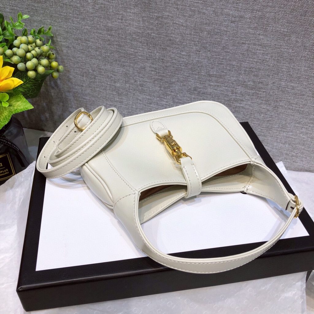 𝗝 𝗮 𝗰 𝗸 𝗶 𝗲 1961 original factory leather 🔥# ▫ : Model: 637091 ▫ : Size: 19 * 13 * 3 𝗰𝗺𝗺𝗺 Jackie This season's highly recognizable handbag returns to the forefront of fashion. The full leather bag is made of original materials, with an additional detachable shoulder strap. The second shoulder strap can be fastened to the handbag with a buckle, injecting a modern and fashionable style into the collection design, creating a variety of carrying options such as handheld, shoulder back or cross body. A variety of wear patterns and styles are a welcome choice for all customers who have become part of the brand's personality spirit.