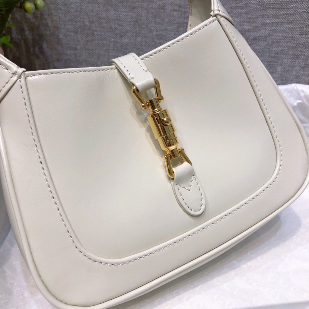 𝗝 𝗮 𝗰 𝗸 𝗶 𝗲 1961 original factory leather 🔥# ▫ : Model: 637091 ▫ : Size: 19 * 13 * 3 𝗰𝗺𝗺𝗺 Jackie This season's highly recognizable handbag returns to the forefront of fashion. The full leather bag is made of original materials, with an additional detachable shoulder strap. The second shoulder strap can be fastened to the handbag with a buckle, injecting a modern and fashionable style into the collection design, creating a variety of carrying options such as handheld, shoulder back or cross body. A variety of wear patterns and styles are a welcome choice for all customers who have become part of the brand's personality spirit.