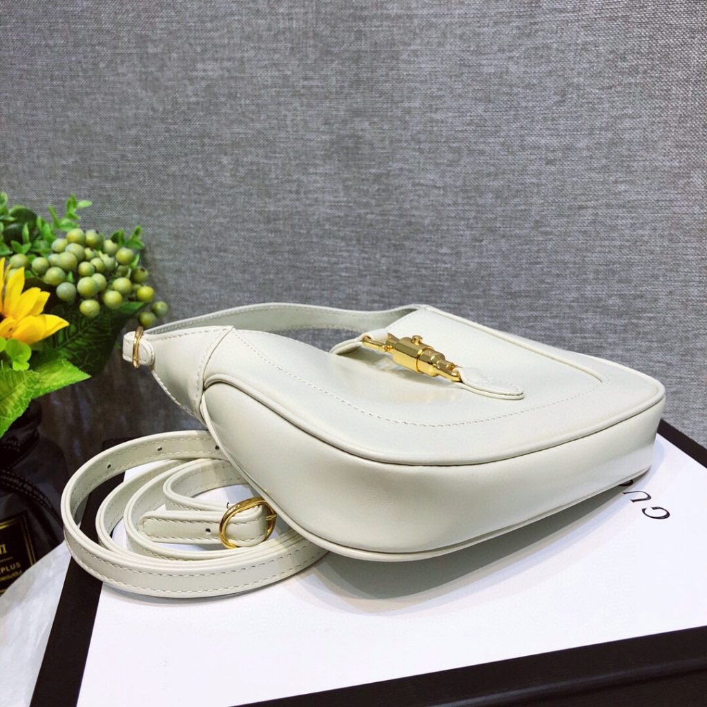 𝗝 𝗮 𝗰 𝗸 𝗶 𝗲 1961 original factory leather 🔥# ▫ : Model: 637091 ▫ : Size: 19 * 13 * 3 𝗰𝗺𝗺𝗺 Jackie This season's highly recognizable handbag returns to the forefront of fashion. The full leather bag is made of original materials, with an additional detachable shoulder strap. The second shoulder strap can be fastened to the handbag with a buckle, injecting a modern and fashionable style into the collection design, creating a variety of carrying options such as handheld, shoulder back or cross body. A variety of wear patterns and styles are a welcome choice for all customers who have become part of the brand's personality spirit.