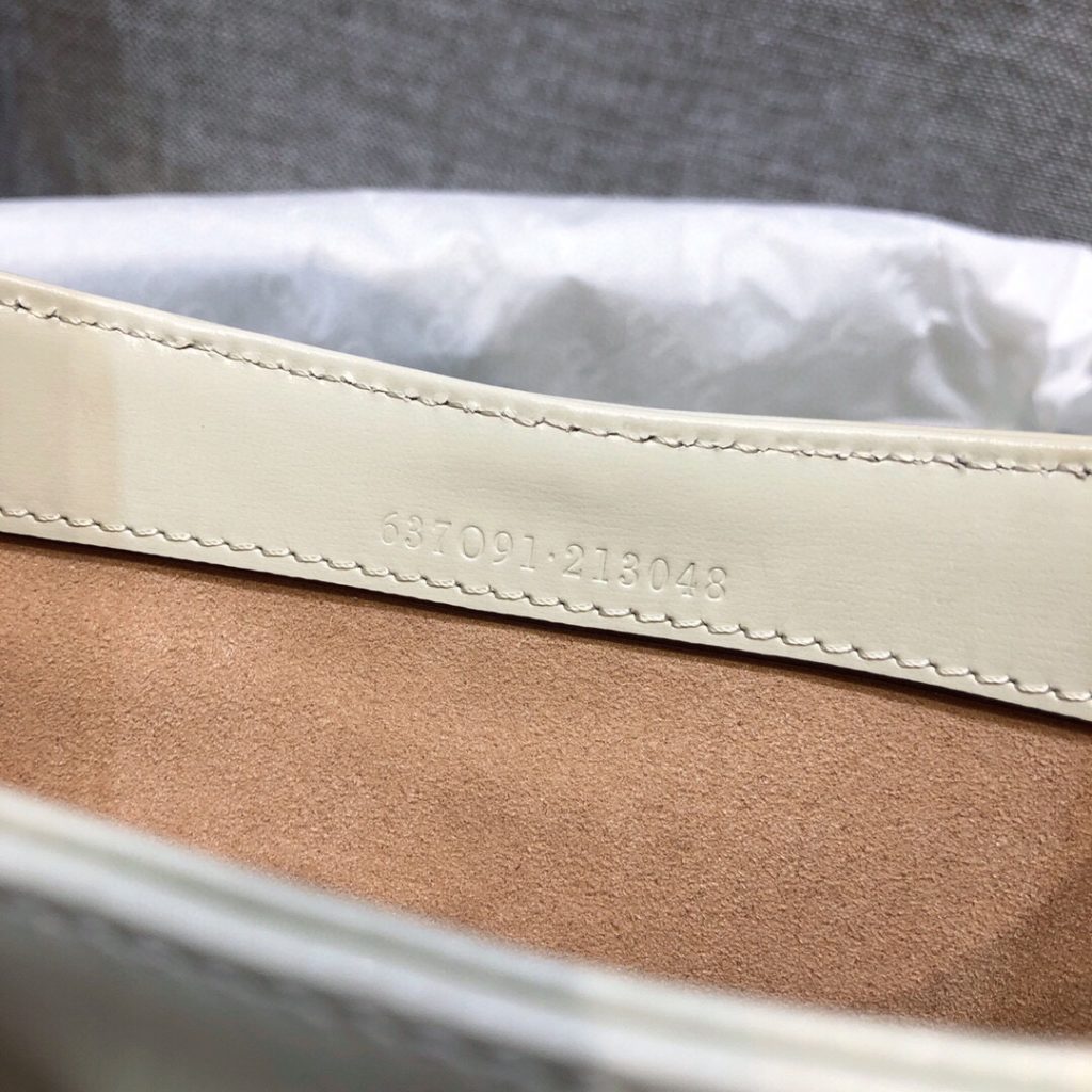 𝗝 𝗮 𝗰 𝗸 𝗶 𝗲 1961 original factory leather 🔥# ▫ : Model: 637091 ▫ : Size: 19 * 13 * 3 𝗰𝗺𝗺𝗺 Jackie This season's highly recognizable handbag returns to the forefront of fashion. The full leather bag is made of original materials, with an additional detachable shoulder strap. The second shoulder strap can be fastened to the handbag with a buckle, injecting a modern and fashionable style into the collection design, creating a variety of carrying options such as handheld, shoulder back or cross body. A variety of wear patterns and styles are a welcome choice for all customers who have become part of the brand's personality spirit.