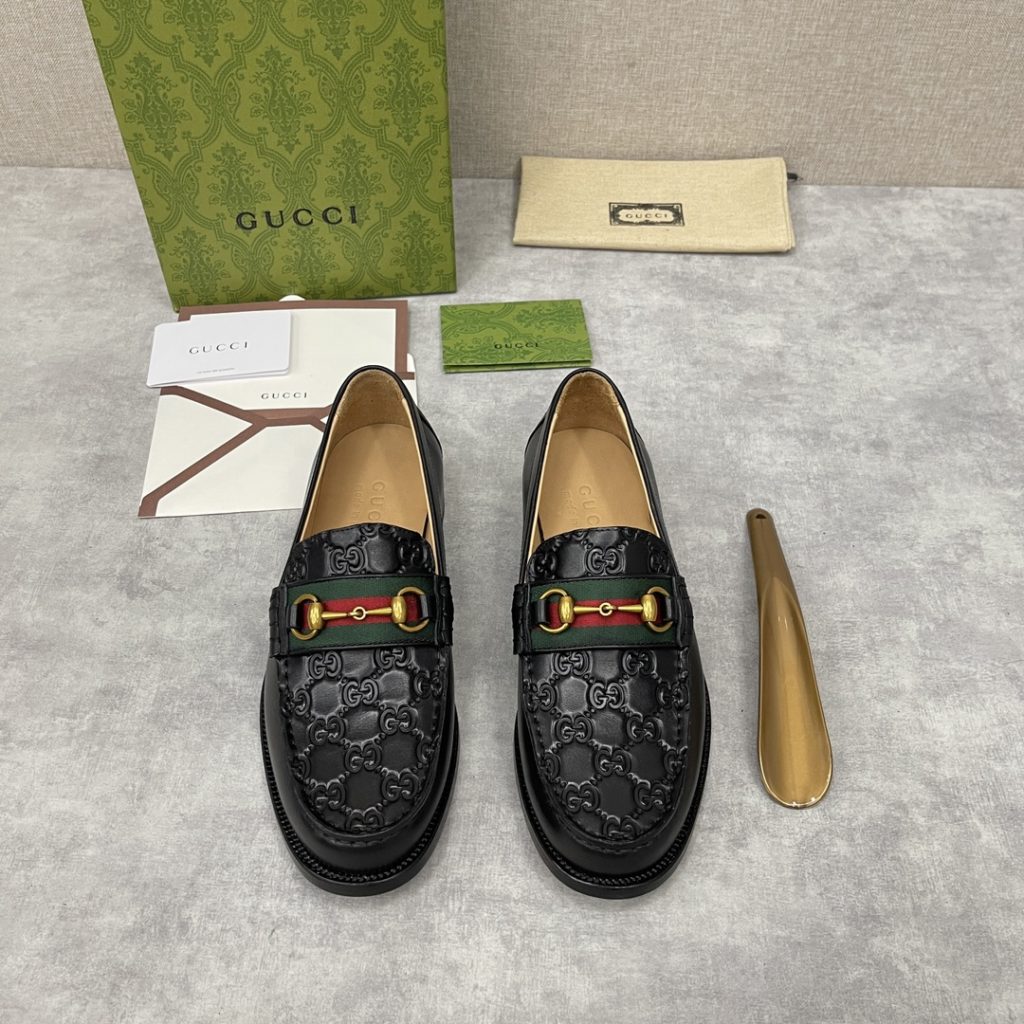 💋💍 GUCCI Ancient~Chixin Men's Horse Titles Buckle Lefu Shoes Leather Shoes This Lefu shoe has always been a classic piece of Gucc *'s various series, constantly adding subtle new ideas to classic design, and continuously reproducing the collection of classic elements. The series aims to break through the constraints of the inherent rules of the fashion world, conveying the design concept that a piece should not only be popular for one season, but that it will continue to evolve over time. This shoe features imported cow leather/beaded open edge leather/embossed cow leather/GG canvas leather for a new interpretation, embellished with classic details. Red and green striped webbing and palladium toned horse clasps symbolize the equestrian world, celebrating the brand's equestrian roots with low-key details. The inner lining is dyed with cow leather to create an original leather outsole for comfort and strong experience. The pursuit of high-quality shoes looks like they are packaged in the original box. Standard leather shoes are available in sizes of 39~44 # (38.45.46 🉑 : Customized)
