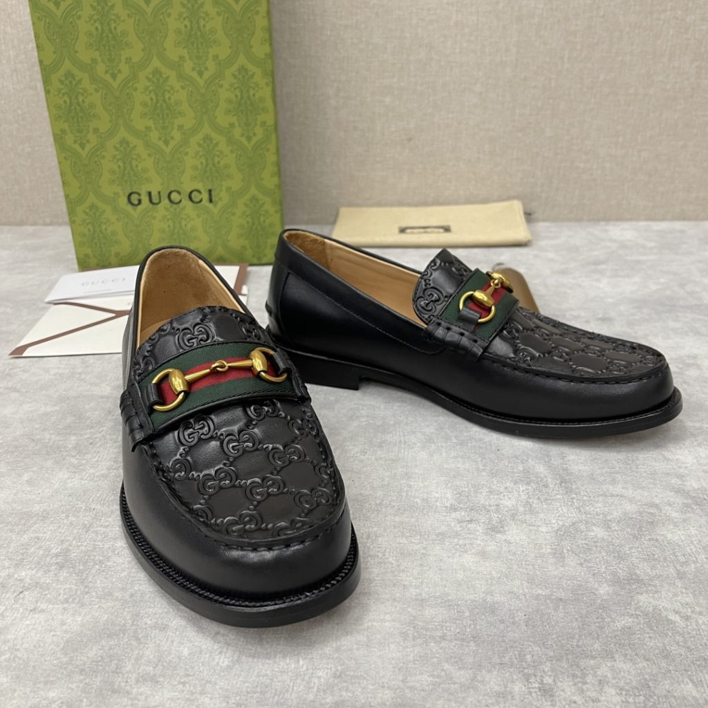 💋💍 GUCCI Ancient~Chixin Men's Horse Titles Buckle Lefu Shoes Leather Shoes This Lefu shoe has always been a classic piece of Gucc *'s various series, constantly adding subtle new ideas to classic design, and continuously reproducing the collection of classic elements. The series aims to break through the constraints of the inherent rules of the fashion world, conveying the design concept that a piece should not only be popular for one season, but that it will continue to evolve over time. This shoe features imported cow leather/beaded open edge leather/embossed cow leather/GG canvas leather for a new interpretation, embellished with classic details. Red and green striped webbing and palladium toned horse clasps symbolize the equestrian world, celebrating the brand's equestrian roots with low-key details. The inner lining is dyed with cow leather to create an original leather outsole for comfort and strong experience. The pursuit of high-quality shoes looks like they are packaged in the original box. Standard leather shoes are available in sizes of 39~44 # (38.45.46 🉑 : Customized)