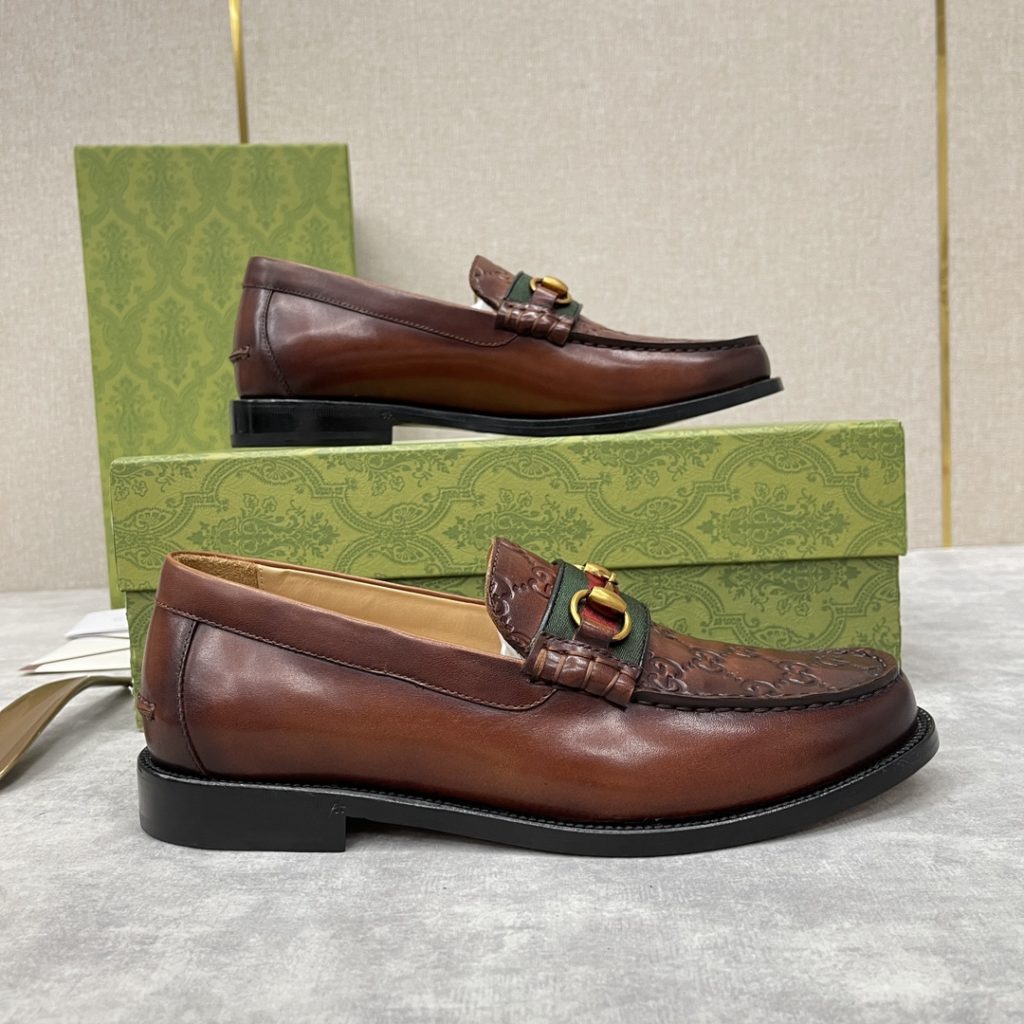 💋💍 GUCCI Ancient~Chixin Men's Horse Titles Buckle Lefu Shoes Leather Shoes This Lefu shoe has always been a classic piece of Gucc *'s various series, constantly adding subtle new ideas to classic design, and continuously reproducing the collection of classic elements. The series aims to break through the constraints of the inherent rules of the fashion world, conveying the design concept that a piece should not only be popular for one season, but that it will continue to evolve over time. This shoe features imported cow leather/beaded open edge leather/embossed cow leather/GG canvas leather for a new interpretation, embellished with classic details. Red and green striped webbing and palladium toned horse clasps symbolize the equestrian world, celebrating the brand's equestrian roots with low-key details. The inner lining is dyed with cow leather to create an original leather outsole for comfort and strong experience. The pursuit of high-quality shoes looks like they are packaged in the original box. Standard leather shoes are available in sizes of 39~44 # (38.45.46 🉑 : Customized)