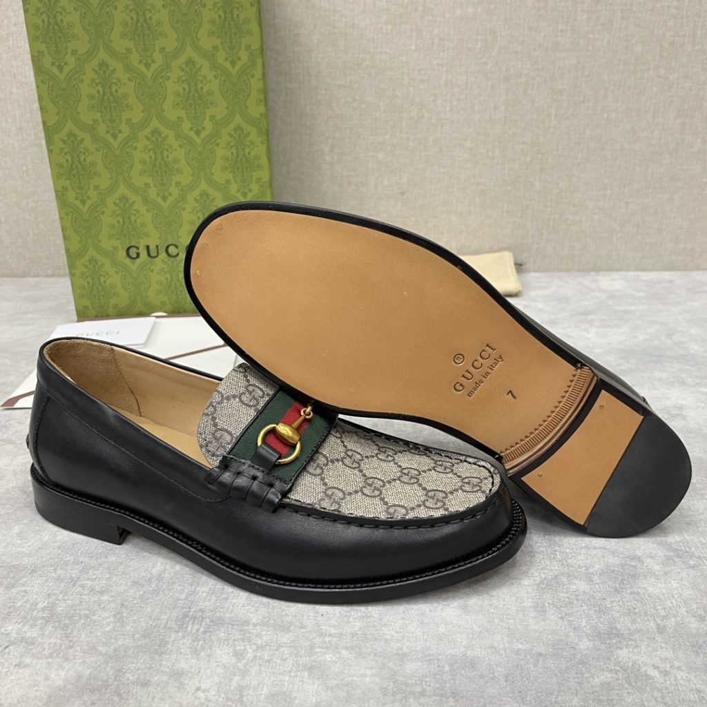 💋💍 GUCCI Ancient~Chixin Men's Horse Titles Buckle Lefu Shoes Leather Shoes This Lefu shoe has always been a classic piece of Gucc *'s various series, constantly adding subtle new ideas to classic design, and continuously reproducing the collection of classic elements. The series aims to break through the constraints of the inherent rules of the fashion world, conveying the design concept that a piece should not only be popular for one season, but that it will continue to evolve over time. This shoe features imported cow leather/beaded open edge leather/embossed cow leather/GG canvas leather for a new interpretation, embellished with classic details. Red and green striped webbing and palladium toned horse clasps symbolize the equestrian world, celebrating the brand's equestrian roots with low-key details. The inner lining is dyed with cow leather to create an original leather outsole for comfort and strong experience. The pursuit of high-quality shoes looks like they are packaged in the original box. Standard leather shoes are available in sizes of 39~44 # (38.45.46 🉑 : Customized)