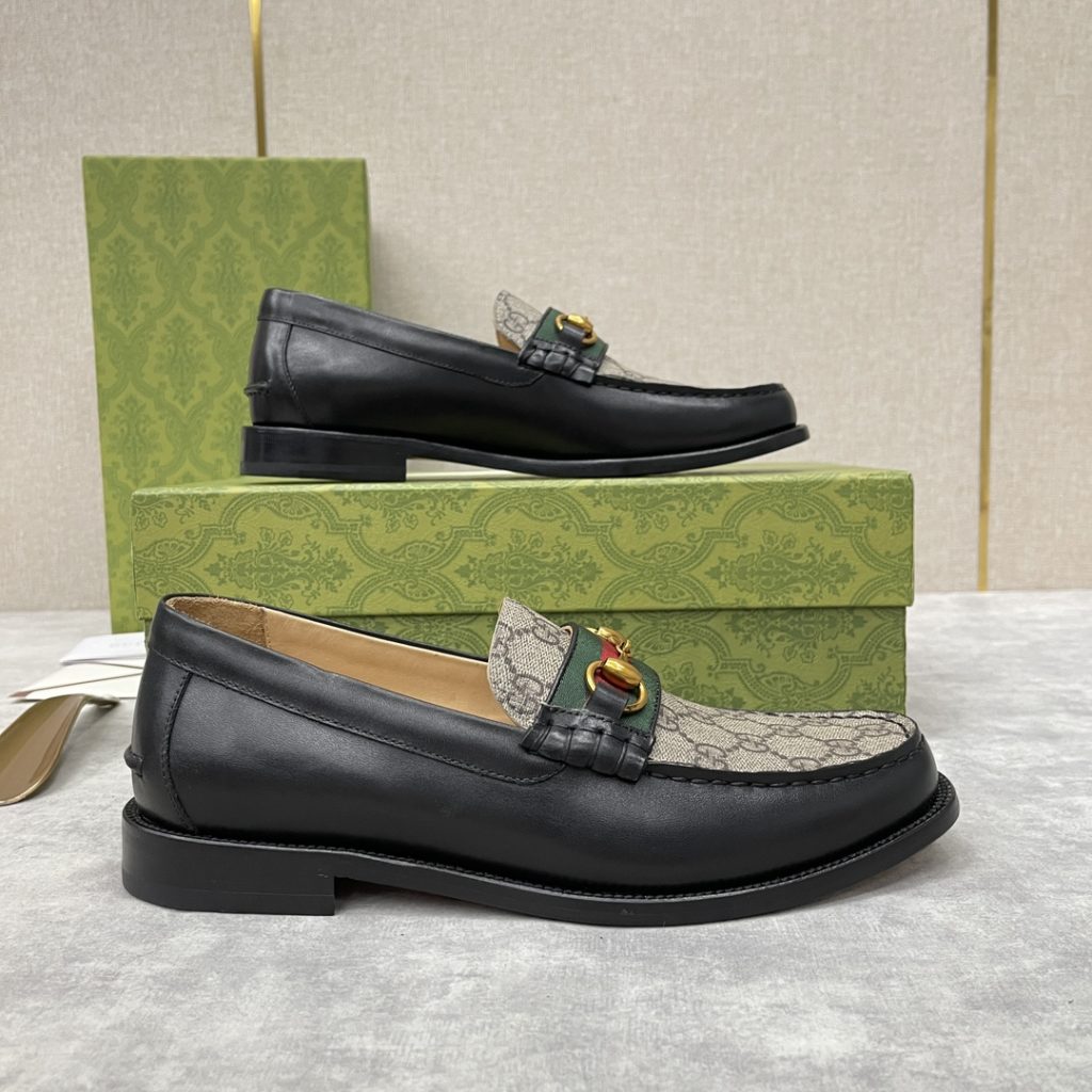 💋💍 GUCCI Ancient~Chixin Men's Horse Titles Buckle Lefu Shoes Leather Shoes This Lefu shoe has always been a classic piece of Gucc *'s various series, constantly adding subtle new ideas to classic design, and continuously reproducing the collection of classic elements. The series aims to break through the constraints of the inherent rules of the fashion world, conveying the design concept that a piece should not only be popular for one season, but that it will continue to evolve over time. This shoe features imported cow leather/beaded open edge leather/embossed cow leather/GG canvas leather for a new interpretation, embellished with classic details. Red and green striped webbing and palladium toned horse clasps symbolize the equestrian world, celebrating the brand's equestrian roots with low-key details. The inner lining is dyed with cow leather to create an original leather outsole for comfort and strong experience. The pursuit of high-quality shoes looks like they are packaged in the original box. Standard leather shoes are available in sizes of 39~44 # (38.45.46 🉑 : Customized)