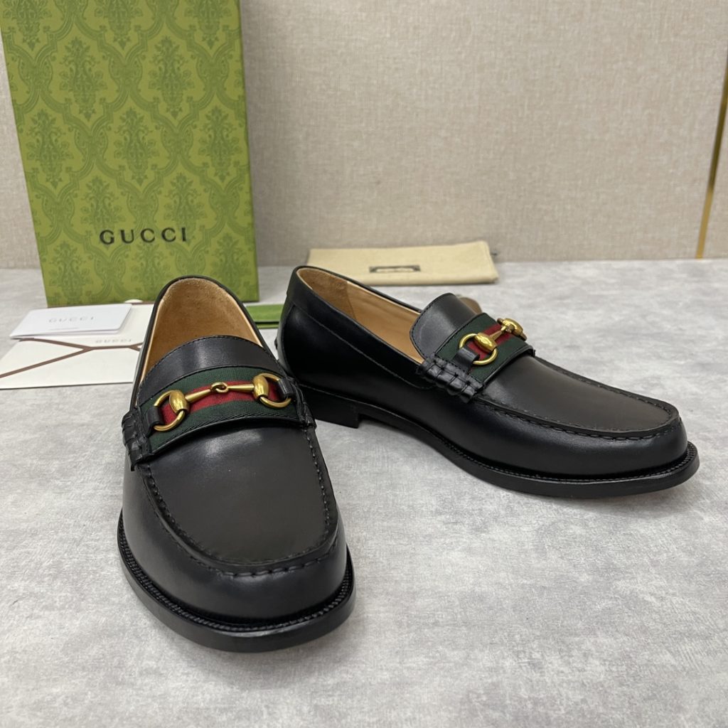 💋💍 GUCCI Ancient~Chixin Men's Horse Titles Buckle Lefu Shoes Leather Shoes This Lefu shoe has always been a classic piece of Gucc *'s various series, constantly adding subtle new ideas to classic design, and continuously reproducing the collection of classic elements. The series aims to break through the constraints of the inherent rules of the fashion world, conveying the design concept that a piece should not only be popular for one season, but that it will continue to evolve over time. This shoe features imported cow leather/beaded open edge leather/embossed cow leather/GG canvas leather for a new interpretation, embellished with classic details. Red and green striped webbing and palladium toned horse clasps symbolize the equestrian world, celebrating the brand's equestrian roots with low-key details. The inner lining is dyed with cow leather to create an original leather outsole for comfort and strong experience. The pursuit of high-quality shoes looks like they are packaged in the original box. Standard leather shoes are available in sizes of 39~44 # (38.45.46 🉑 : Customized)
