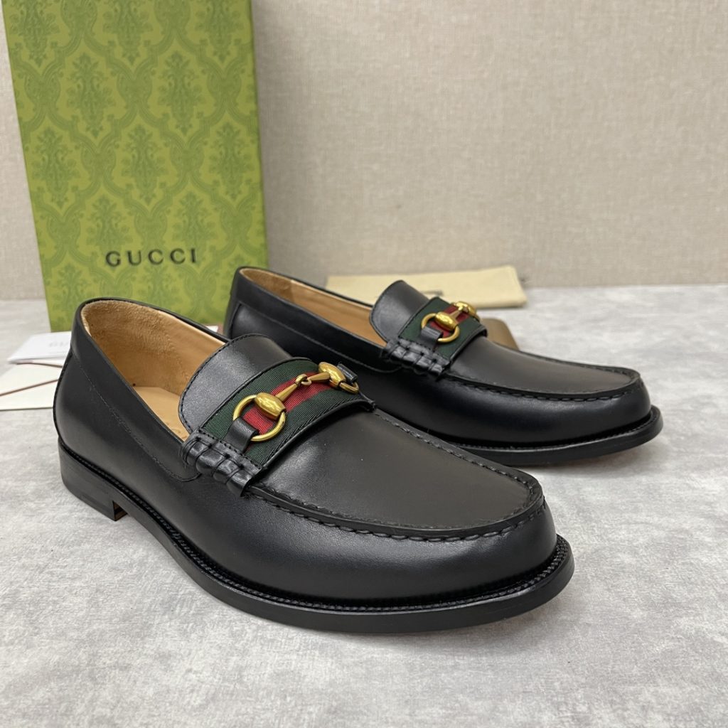 💋💍 GUCCI Ancient~Chixin Men's Horse Titles Buckle Lefu Shoes Leather Shoes This Lefu shoe has always been a classic piece of Gucc *'s various series, constantly adding subtle new ideas to classic design, and continuously reproducing the collection of classic elements. The series aims to break through the constraints of the inherent rules of the fashion world, conveying the design concept that a piece should not only be popular for one season, but that it will continue to evolve over time. This shoe features imported cow leather/beaded open edge leather/embossed cow leather/GG canvas leather for a new interpretation, embellished with classic details. Red and green striped webbing and palladium toned horse clasps symbolize the equestrian world, celebrating the brand's equestrian roots with low-key details. The inner lining is dyed with cow leather to create an original leather outsole for comfort and strong experience. The pursuit of high-quality shoes looks like they are packaged in the original box. Standard leather shoes are available in sizes of 39~44 # (38.45.46 🉑 : Customized)