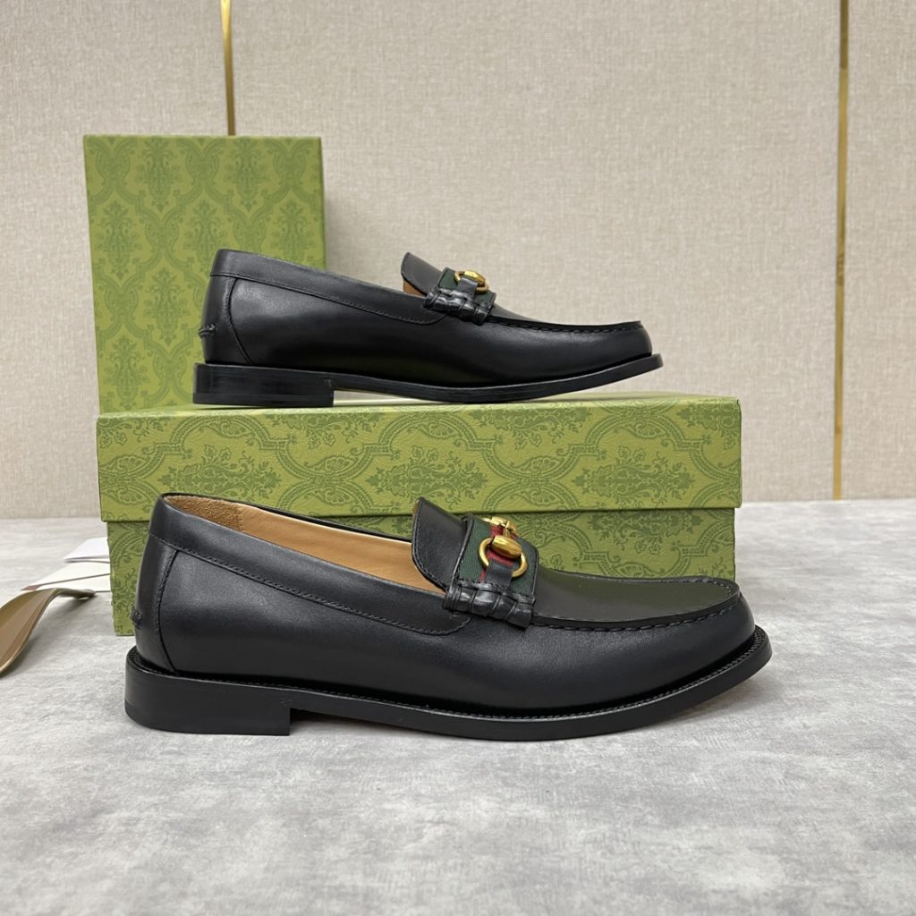 💋💍 GUCCI Ancient~Chixin Men's Horse Titles Buckle Lefu Shoes Leather Shoes This Lefu shoe has always been a classic piece of Gucc *'s various series, constantly adding subtle new ideas to classic design, and continuously reproducing the collection of classic elements. The series aims to break through the constraints of the inherent rules of the fashion world, conveying the design concept that a piece should not only be popular for one season, but that it will continue to evolve over time. This shoe features imported cow leather/beaded open edge leather/embossed cow leather/GG canvas leather for a new interpretation, embellished with classic details. Red and green striped webbing and palladium toned horse clasps symbolize the equestrian world, celebrating the brand's equestrian roots with low-key details. The inner lining is dyed with cow leather to create an original leather outsole for comfort and strong experience. The pursuit of high-quality shoes looks like they are packaged in the original box. Standard leather shoes are available in sizes of 39~44 # (38.45.46 🉑 : Customized)