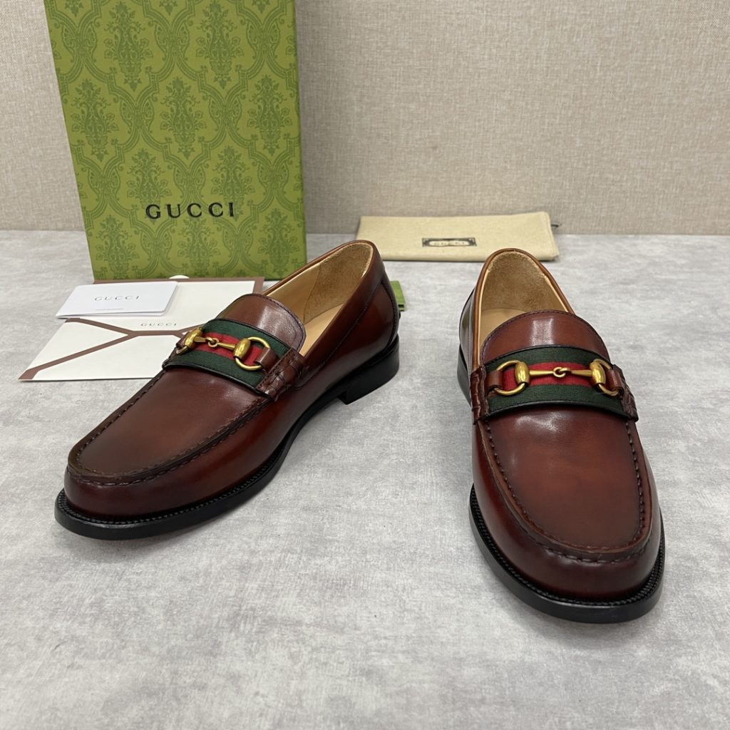 💋💍 GUCCI Ancient~Chixin Men's Horse Titles Buckle Lefu Shoes Leather Shoes This Lefu shoe has always been a classic piece of Gucc *'s various series, constantly adding subtle new ideas to classic design, and continuously reproducing the collection of classic elements. The series aims to break through the constraints of the inherent rules of the fashion world, conveying the design concept that a piece should not only be popular for one season, but that it will continue to evolve over time. This shoe features imported cow leather/beaded open edge leather/embossed cow leather/GG canvas leather for a new interpretation, embellished with classic details. Red and green striped webbing and palladium toned horse clasps symbolize the equestrian world, celebrating the brand's equestrian roots with low-key details. The inner lining is dyed with cow leather to create an original leather outsole for comfort and strong experience. The pursuit of high-quality shoes looks like they are packaged in the original box. Standard leather shoes are available in sizes of 39~44 # (38.45.46 🉑 : Customized)