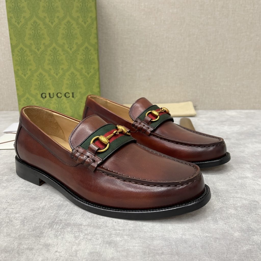 💋💍 GUCCI Ancient~Chixin Men's Horse Titles Buckle Lefu Shoes Leather Shoes This Lefu shoe has always been a classic piece of Gucc *'s various series, constantly adding subtle new ideas to classic design, and continuously reproducing the collection of classic elements. The series aims to break through the constraints of the inherent rules of the fashion world, conveying the design concept that a piece should not only be popular for one season, but that it will continue to evolve over time. This shoe features imported cow leather/beaded open edge leather/embossed cow leather/GG canvas leather for a new interpretation, embellished with classic details. Red and green striped webbing and palladium toned horse clasps symbolize the equestrian world, celebrating the brand's equestrian roots with low-key details. The inner lining is dyed with cow leather to create an original leather outsole for comfort and strong experience. The pursuit of high-quality shoes looks like they are packaged in the original box. Standard leather shoes are available in sizes of 39~44 # (38.45.46 🉑 : Customized)