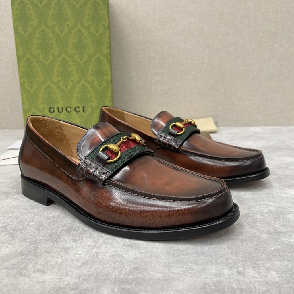 💋💍 GUCCI Ancient~Chixin Men's Horse Titles Buckle Lefu Shoes Leather Shoes This Lefu shoe has always been a classic piece of Gucc *'s various series, constantly adding subtle new ideas to classic design, and continuously reproducing the collection of classic elements. The series aims to break through the constraints of the inherent rules of the fashion world, conveying the design concept that a piece should not only be popular for one season, but that it will continue to evolve over time. This shoe features imported cow leather/beaded open edge leather/embossed cow leather/GG canvas leather for a new interpretation, embellished with classic details. Red and green striped webbing and palladium toned horse clasps symbolize the equestrian world, celebrating the brand's equestrian roots with low-key details. The inner lining is dyed with cow leather to create an original leather outsole for comfort and strong experience. The pursuit of high-quality shoes looks like they are packaged in the original box. Standard leather shoes are available in sizes of 39~44 # (38.45.46 🉑 : Customized)