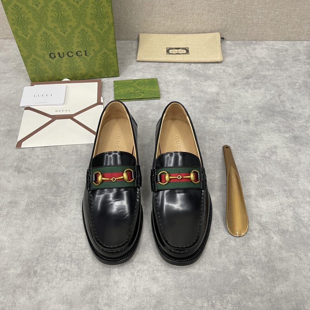 💋💍 GUCCI Ancient~Chixin Men's Horse Titles Buckle Lefu Shoes Leather Shoes This Lefu shoe has always been a classic piece of Gucc *'s various series, constantly adding subtle new ideas to classic design, and continuously reproducing the collection of classic elements. The series aims to break through the constraints of the inherent rules of the fashion world, conveying the design concept that a piece should not only be popular for one season, but that it will continue to evolve over time. This shoe features imported cow leather/beaded open edge leather/embossed cow leather/GG canvas leather for a new interpretation, embellished with classic details. Red and green striped webbing and palladium toned horse clasps symbolize the equestrian world, celebrating the brand's equestrian roots with low-key details. The inner lining is dyed with cow leather to create an original leather outsole for comfort and strong experience. The pursuit of high-quality shoes looks like they are packaged in the original box. Standard leather shoes are available in sizes of 39~44 # (38.45.46 🉑 : Customized)