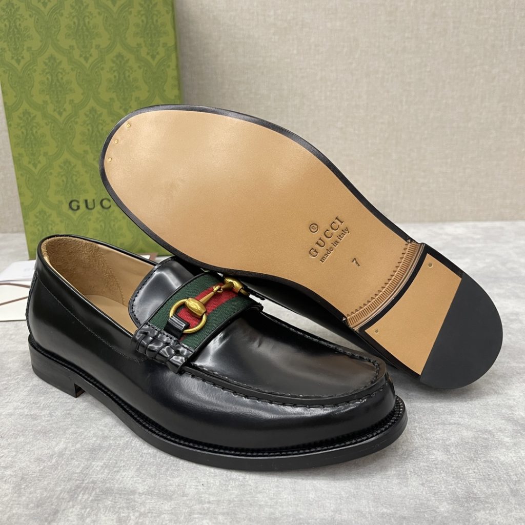 💋💍 GUCCI Ancient~Chixin Men's Horse Titles Buckle Lefu Shoes Leather Shoes This Lefu shoe has always been a classic piece of Gucc *'s various series, constantly adding subtle new ideas to classic design, and continuously reproducing the collection of classic elements. The series aims to break through the constraints of the inherent rules of the fashion world, conveying the design concept that a piece should not only be popular for one season, but that it will continue to evolve over time. This shoe features imported cow leather/beaded open edge leather/embossed cow leather/GG canvas leather for a new interpretation, embellished with classic details. Red and green striped webbing and palladium toned horse clasps symbolize the equestrian world, celebrating the brand's equestrian roots with low-key details. The inner lining is dyed with cow leather to create an original leather outsole for comfort and strong experience. The pursuit of high-quality shoes looks like they are packaged in the original box. Standard leather shoes are available in sizes of 39~44 # (38.45.46 🉑 : Customized)