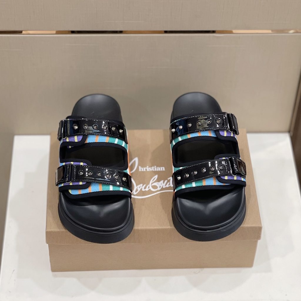 CL2023's latest model - the latest member of the men's thick sole rivet slipper nail family, is also a dazzling red sole shoe element. The embroidery on the cow leather upper is super heavy and has a texture. Original red outsole, Size: 38-45