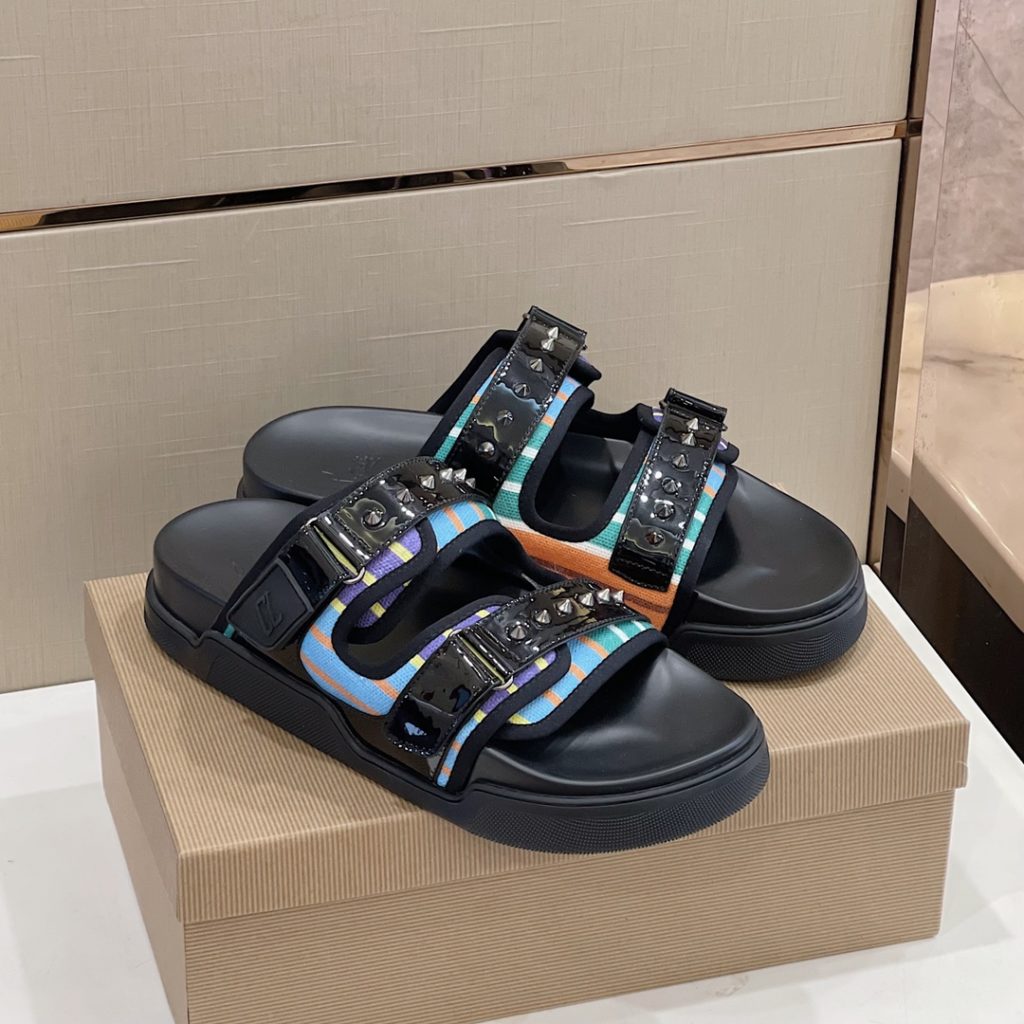 CL2023's latest model - the latest member of the men's thick sole rivet slipper nail family, is also a dazzling red sole shoe element. The embroidery on the cow leather upper is super heavy and has a texture. Original red outsole, Size: 38-45
