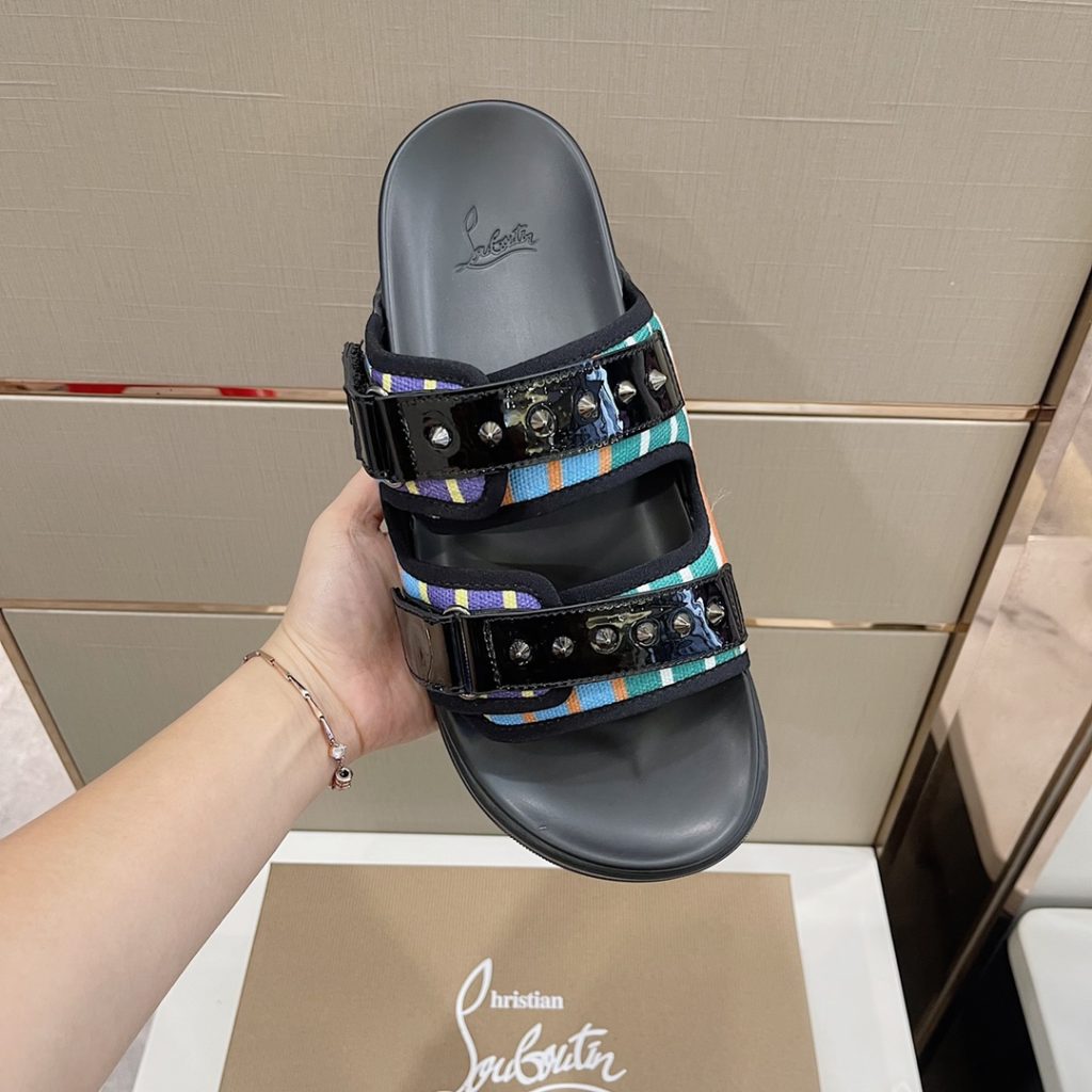CL2023's latest model - the latest member of the men's thick sole rivet slipper nail family, is also a dazzling red sole shoe element. The embroidery on the cow leather upper is super heavy and has a texture. Original red outsole, Size: 38-45