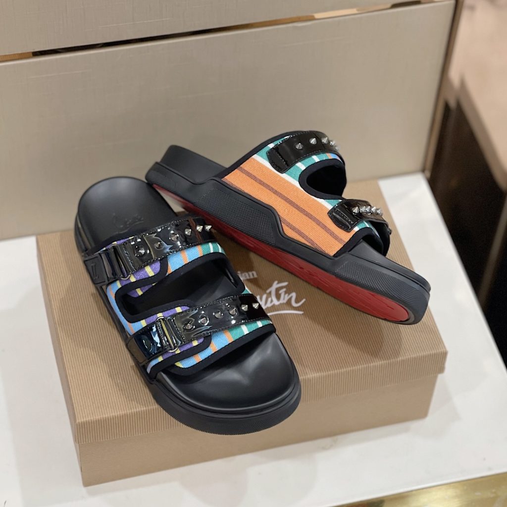 CL2023's latest model - the latest member of the men's thick sole rivet slipper nail family, is also a dazzling red sole shoe element. The embroidery on the cow leather upper is super heavy and has a texture. Original red outsole, Size: 38-45