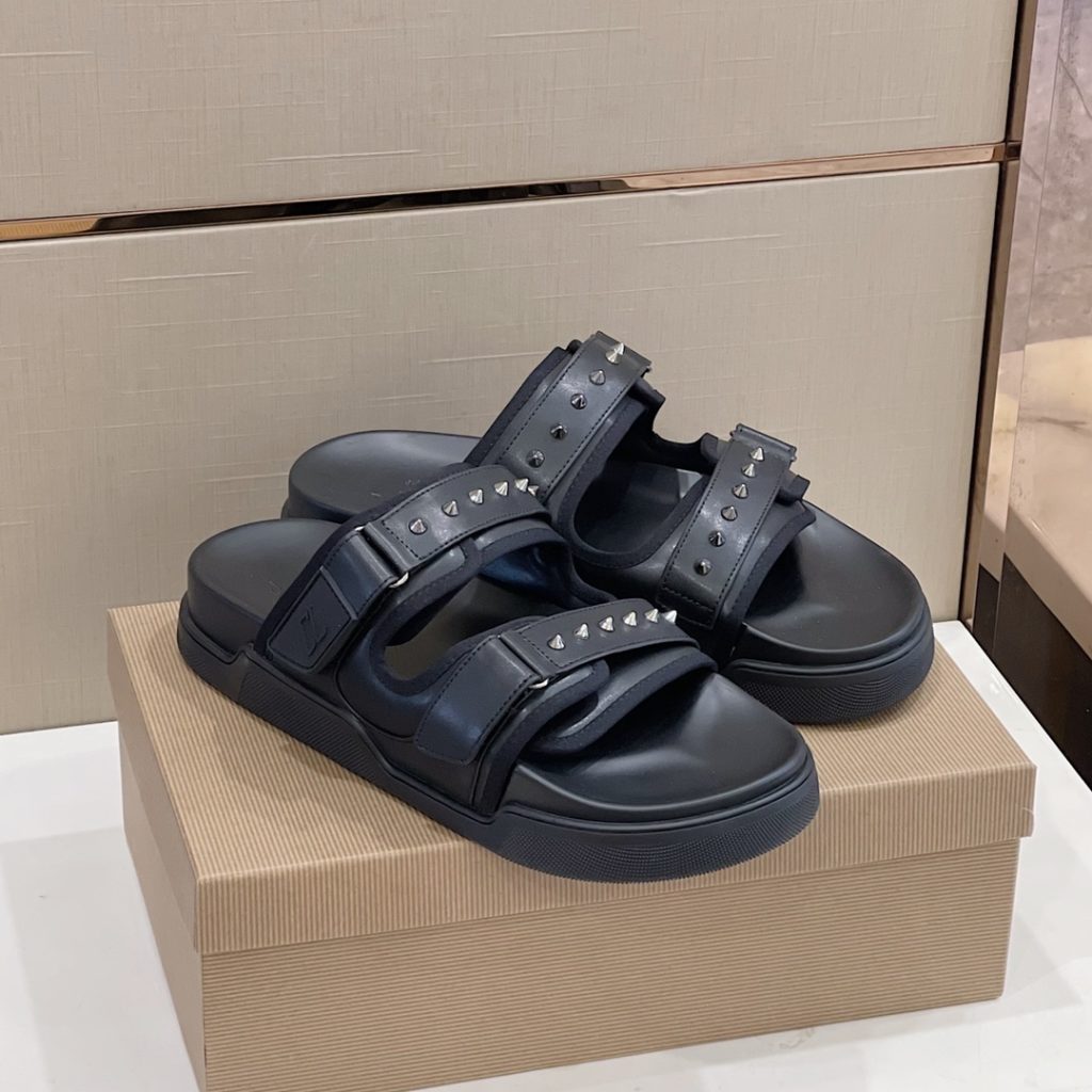 CL2023's latest model - the latest member of the men's thick sole rivet slipper nail family, is also a dazzling red sole shoe element. The embroidery on the cow leather upper is super heavy and has a texture. Original red outsole, Size: 38-45