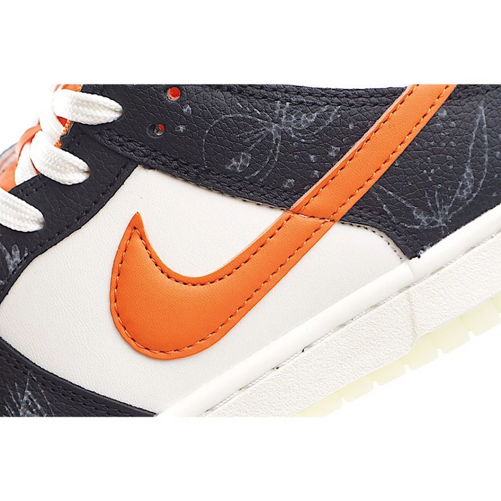 Nike Dunk SB Low Halloween Black and White Orange Glow π Chunyuan's original shoe development features a black and white stitching on the body, paired with an orange Swoosh, lining, and tongue, creating a classic Nike Dunk SB Low Halloween Black and White Orange Glow π Chunyuan's original shoe development features a black and white stitching on the body, paired with an orange Swoosh, lining, and tongue, creating a classic