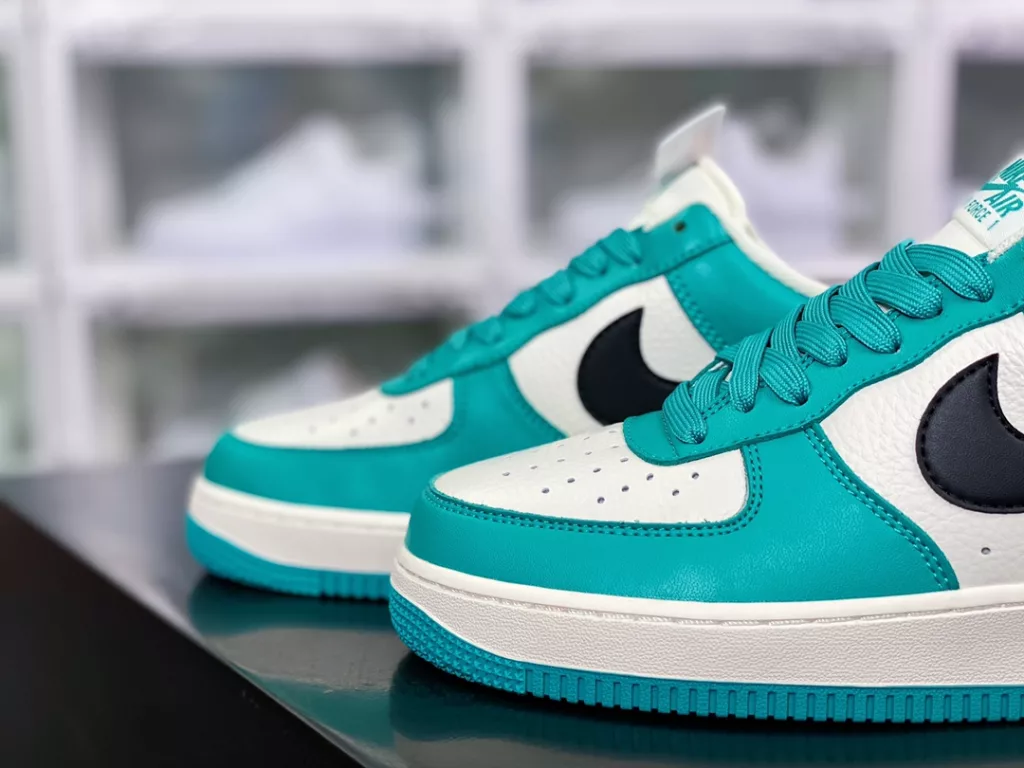 Nike Air Force 1'07 LV8 Nike Air Force 1'07 LV8