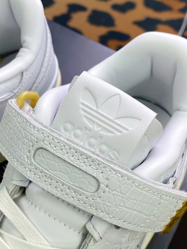 Adidas Clover Originals Forum 84 Low Roman Collection Velcro Low Top Vintage Lace up Versatile Casual Sports Board Shoes White Crocodile Adidas Clover Originals Forum 84 Low Roman Collection Velcro Low Top Vintage Lace up Versatile Casual Sports Board Shoes White Crocodile