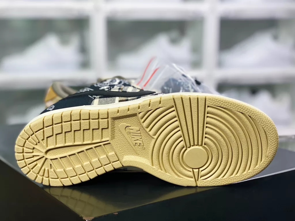 Celebrity style, rapper Scott once again teamed up with Travis Scott x SB Dunk Low Celebrity style, rapper Scott once again teamed up with Travis Scott x SB Dunk Low