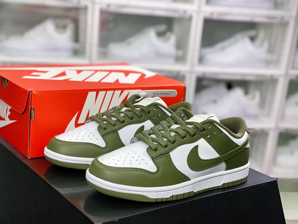 Nike WMNS SB Dunk Low LX Nike WMNS SB Dunk Low LX