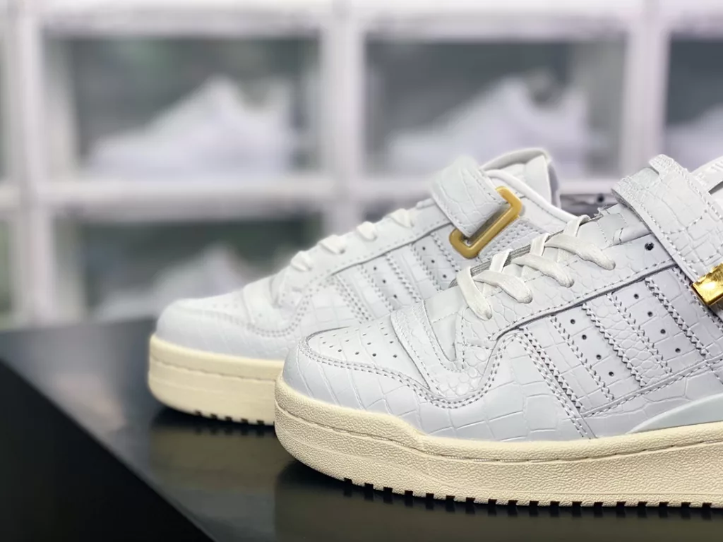 Adidas Clover Originals Forum 84 Low Roman Collection Velcro Low Top Vintage Lace up Versatile Casual Sports Board Shoes White Crocodile Adidas Clover Originals Forum 84 Low Roman Collection Velcro Low Top Vintage Lace up Versatile Casual Sports Board Shoes White Crocodile