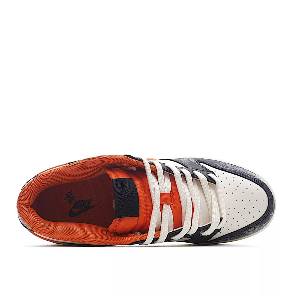 Nike Dunk SB Low Halloween Black and White Orange Glow π Chunyuan's original shoe development features a black and white stitching on the body, paired with an orange Swoosh, lining, and tongue, creating a classic Nike Dunk SB Low Halloween Black and White Orange Glow π Chunyuan's original shoe development features a black and white stitching on the body, paired with an orange Swoosh, lining, and tongue, creating a classic