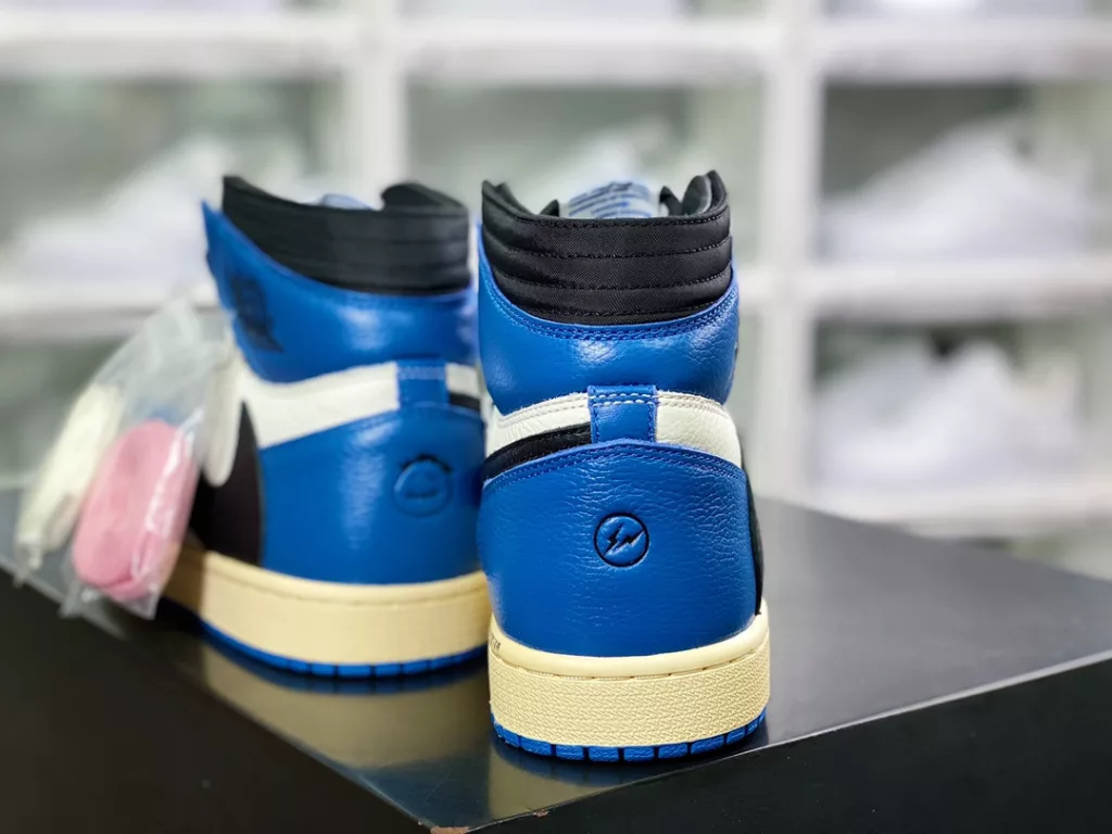 Heavyweight tripartite partnership, the successful annual shoe king! Lightning Hook AJ1 Heavyweight tripartite partnership, the successful annual shoe king! Lightning Hook AJ1