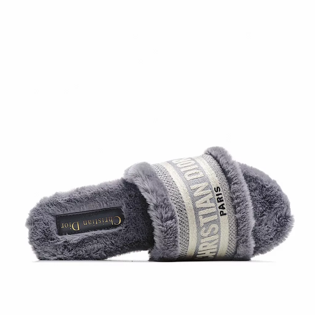 DIOR Dior's new autumn and winter wool mop, genuine wool electric embroidered logo wool mop, foot pad top layer waxed cowhide fabric material: wool, welcome to taste the bottom: Italian imported genuine leather bottom size: 35-40