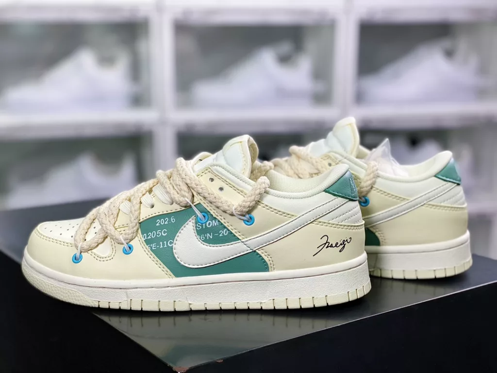 Nike SB Dunk Low Nike SB Dunk Low