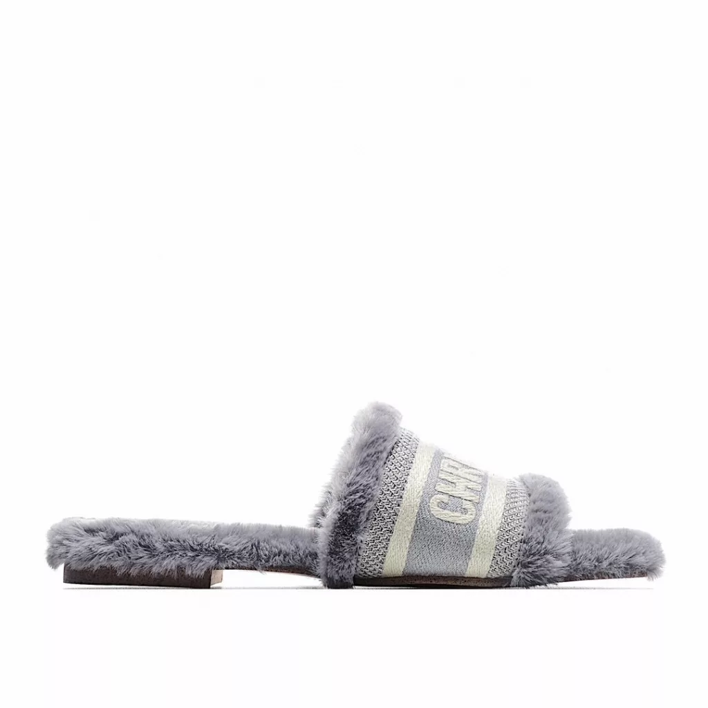 DIOR Dior's new autumn and winter wool mop, genuine wool electric embroidered logo wool mop, foot pad top layer waxed cowhide fabric material: wool, welcome to taste the bottom: Italian imported genuine leather bottom size: 35-40