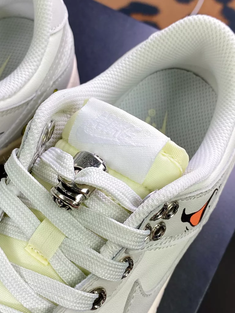 Crouch Hearts x SB Dunk Low Crouch Hearts x SB Dunk Low