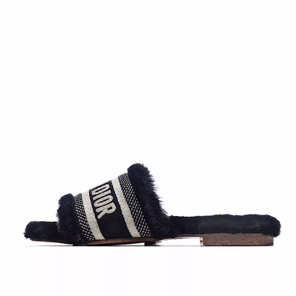 DIOR Dior's new autumn and winter wool mop, genuine wool electric embroidered logo wool mop, foot pad top layer waxed cowhide fabric material: wool, welcome to taste the bottom: Italian imported genuine leather bottom size: 35-40
