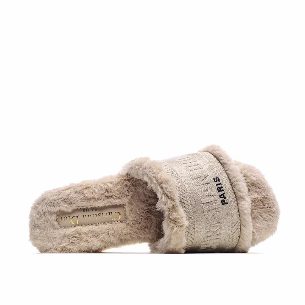 DIOR Dior's new autumn and winter wool mop, genuine wool electric embroidered logo wool mop, foot pad top layer waxed cowhide fabric material: wool, welcome to taste the bottom: Italian imported genuine leather bottom size: 35-40
