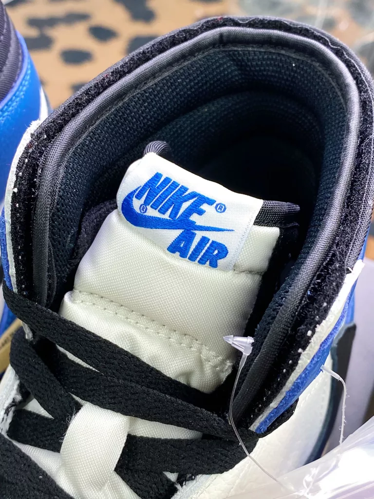 Heavyweight tripartite partnership, the successful annual shoe king! Lightning Hook AJ1 Heavyweight tripartite partnership, the successful annual shoe king! Lightning Hook AJ1