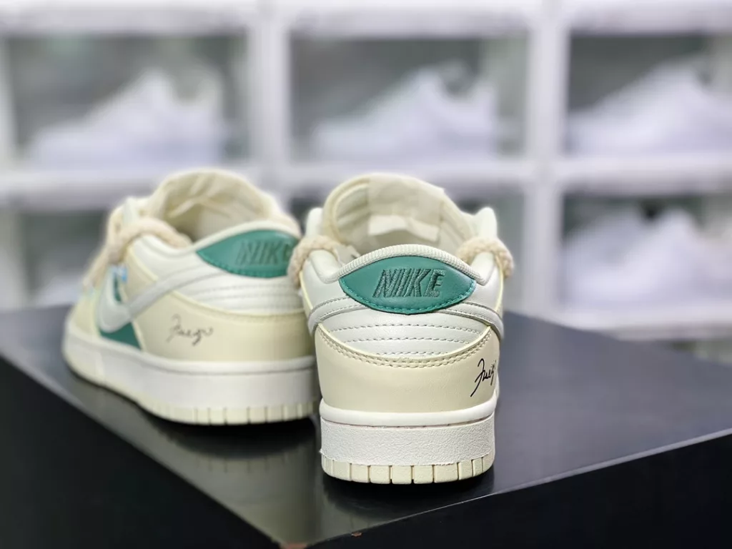 Nike SB Dunk Low Nike SB Dunk Low
