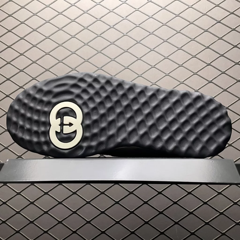 The highest version of Gucci Gucci MAC80 low-cut casual board shoes available locally is available for overseas purchase. It is exclusively for high-quality original shoes. The development of the correct last shape is correct, and Goodyear's adhesive free wiring process is handmade. The old accessories are complete, and imported leather materials are meticulously crafted. The materials and details have been tried to restore the company's authentic products to the maximum extent possible. The actual photos are as shown in the picture, and you should be careful not to mix and sell. Size: 35 36 37 38 39 40 41 42 43 44 45