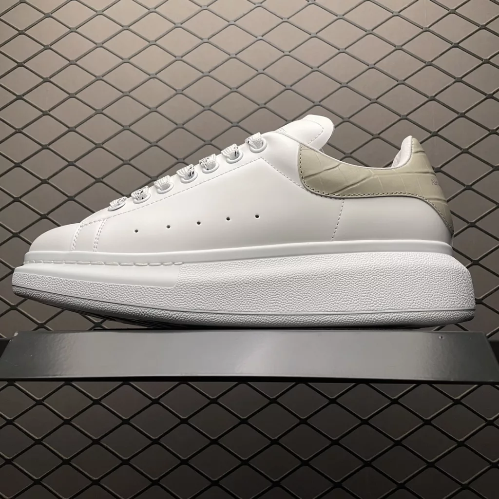 Local self sourced overseas Taobao exclusive edition Alexander McQueen thick sole raised small white shoes, original purchase and original development, with a sole thickness of 4.5cm, imported silk matte original water dyed sheepskin inner lining, cowhide pad, foot rebound in place, wear-resistant and comfortable, official synchronization, full set of packaging, outer box paper Shoe box craftsmanship and gift of premium silk ribbon with one-to-one font and font color printed on the midsole. The midsole color is also nailed with a circle of one-to-one small steel nails (the function is to bend the small nails to grip the midsole and upper foot more tightly). The shoe box label is labeled with a high-precision printer, which is clear and the same as the original version. High hardness customized outsourcing box is provided, and all details mentioned above can be compared to the original shoe size: 35 36 37 38 39 40 41 42 43 44 45