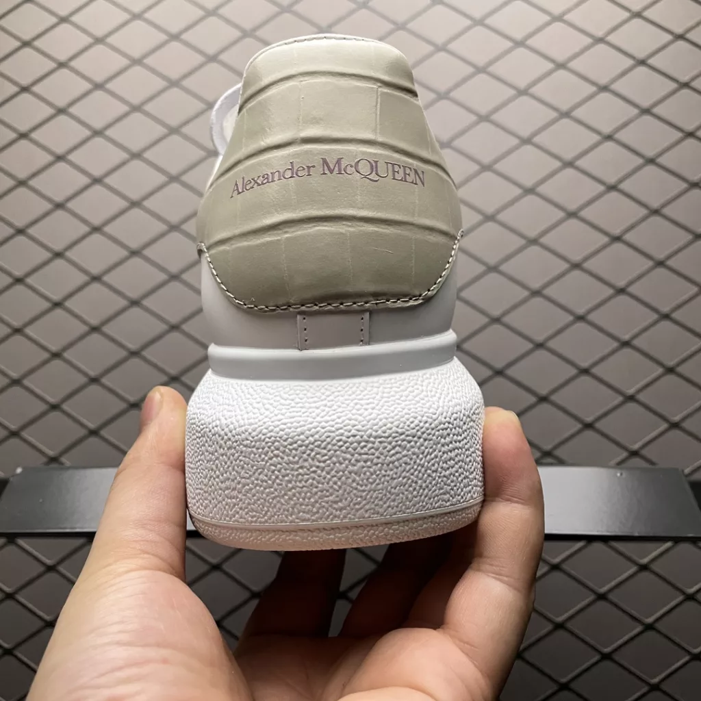 Local self sourced overseas Taobao exclusive edition Alexander McQueen thick sole raised small white shoes, original purchase and original development, with a sole thickness of 4.5cm, imported silk matte original water dyed sheepskin inner lining, cowhide pad, foot rebound in place, wear-resistant and comfortable, official synchronization, full set of packaging, outer box paper Shoe box craftsmanship and gift of premium silk ribbon with one-to-one font and font color printed on the midsole. The midsole color is also nailed with a circle of one-to-one small steel nails (the function is to bend the small nails to grip the midsole and upper foot more tightly). The shoe box label is labeled with a high-precision printer, which is clear and the same as the original version. High hardness customized outsourcing box is provided, and all details mentioned above can be compared to the original shoe size: 35 36 37 38 39 40 41 42 43 44 45