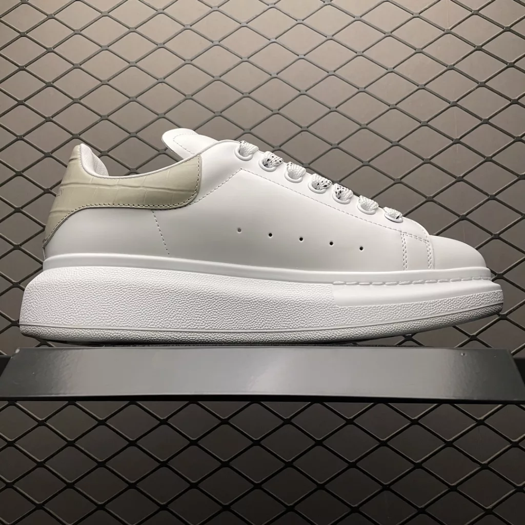 Local self sourced overseas Taobao exclusive edition Alexander McQueen thick sole raised small white shoes, original purchase and original development, with a sole thickness of 4.5cm, imported silk matte original water dyed sheepskin inner lining, cowhide pad, foot rebound in place, wear-resistant and comfortable, official synchronization, full set of packaging, outer box paper Shoe box craftsmanship and gift of premium silk ribbon with one-to-one font and font color printed on the midsole. The midsole color is also nailed with a circle of one-to-one small steel nails (the function is to bend the small nails to grip the midsole and upper foot more tightly). The shoe box label is labeled with a high-precision printer, which is clear and the same as the original version. High hardness customized outsourcing box is provided, and all details mentioned above can be compared to the original shoe size: 35 36 37 38 39 40 41 42 43 44 45